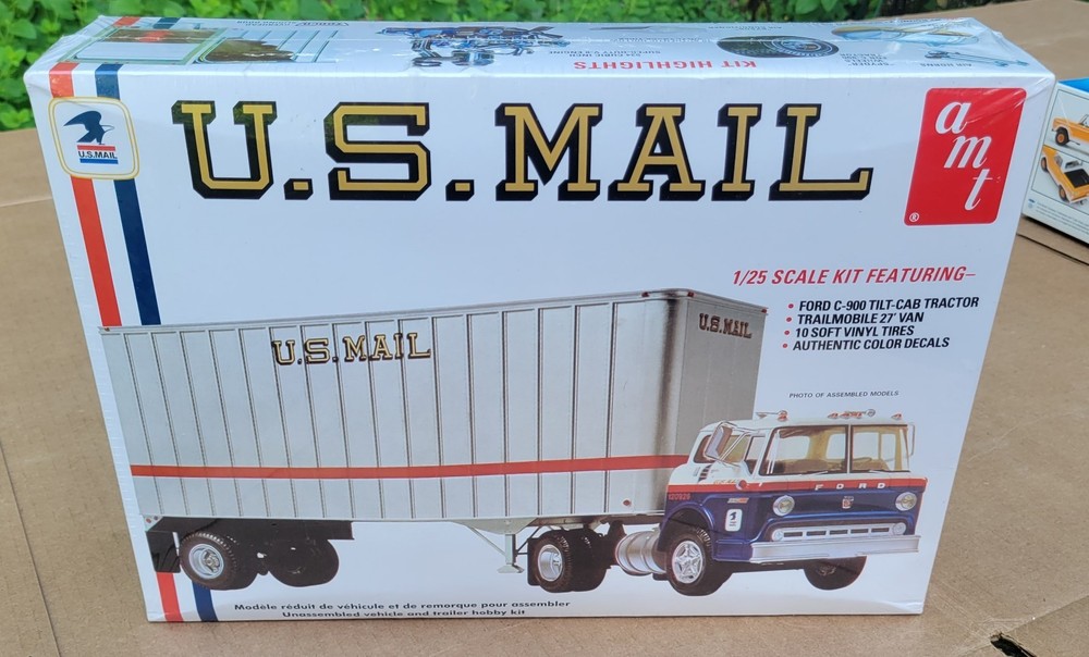 AMT US Mail Ford C900 Tilt Cab Tractor & Trailmobile 27′ Van Sealed Box 1:25 Kit