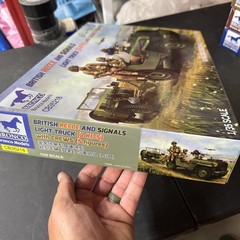 Bronco 1/35 35218 British Recce And Signals Light Truck w/Crews
