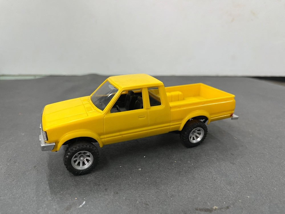 C3 Datsun 4×4 Pickup Truck built Vintage Car model 1/32 McM.
