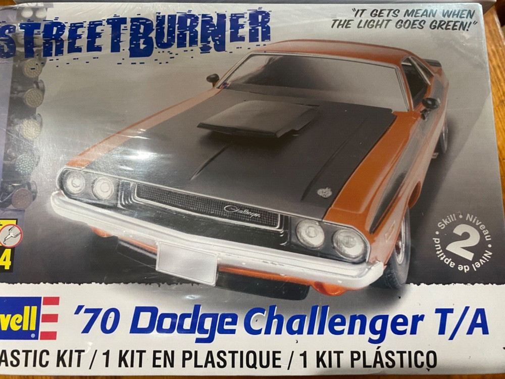 Revell 1/24 1970 Dodge Challenger Model Kit 2596 street burner Plastic Model Kit