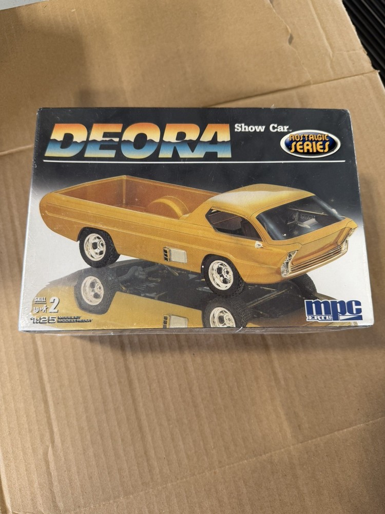 MPC Deora Dodge Show Car 1:25 Plastic Unassembled Kit Opening Doors 38437-1HD