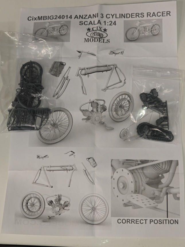CIX 1/24 3-Cylinder Racer Motorbike
