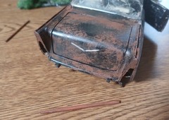 1957 CHEVY RUSTY JUNKER IN CORNER JUNKYARD DIORAMA SCENE /OPENING DOORS/TRUNK !!