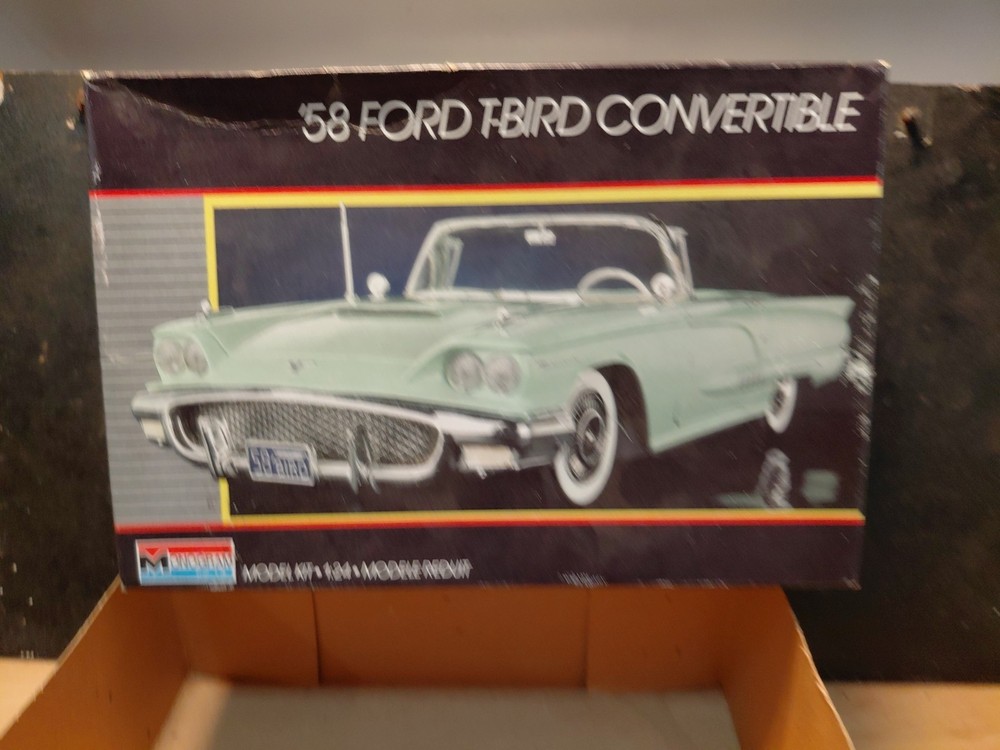 VTG. 1987 MONOGRAM 1/24 SCALE ” 1958 FORD T-BIRD CONVERTTIBLE ” MODEL KIT # 2759