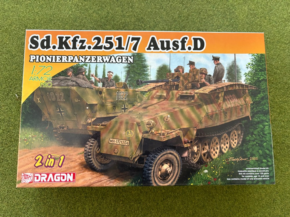 1/72 scale Dragon Sd.Kfz. 251/7 Ausf D 2-in-1 model kit 7605