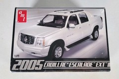 2005 Cadillac Escalade EXT Model Car Kit 1/25 scale by Amt 680 BRAND NEW! SEALED