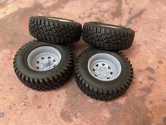 1/24 Scale: 18-Inch “Steel Wagon Wheels” W/ Mud Tires; Jeep, Resin 1/25