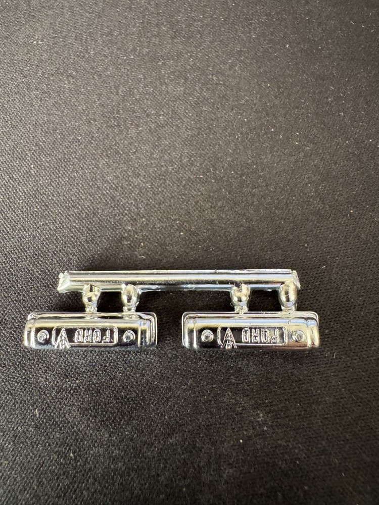 AMT 31838 1/25 57 Ford Fairlane Parts Kit Bash Chrome Ford Valve Covers