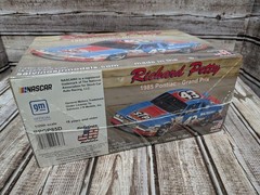 Salvinos Jr Richard Petty 1985 Pontiac Grand Prix Nascar Model Kit Sealed