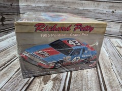 Salvinos Jr Richard Petty 1985 Pontiac Grand Prix Nascar Model Kit Sealed