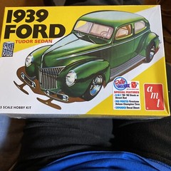 Skill 2 Model Kit 1939 Ford Tudor Sedan “Street Rod” Series 1/25 Scale Model AMT