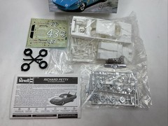 Revell #43 Richard Petty’s 70 Superbird Replica Racer 1:24 Model Kit 85-2990 M21