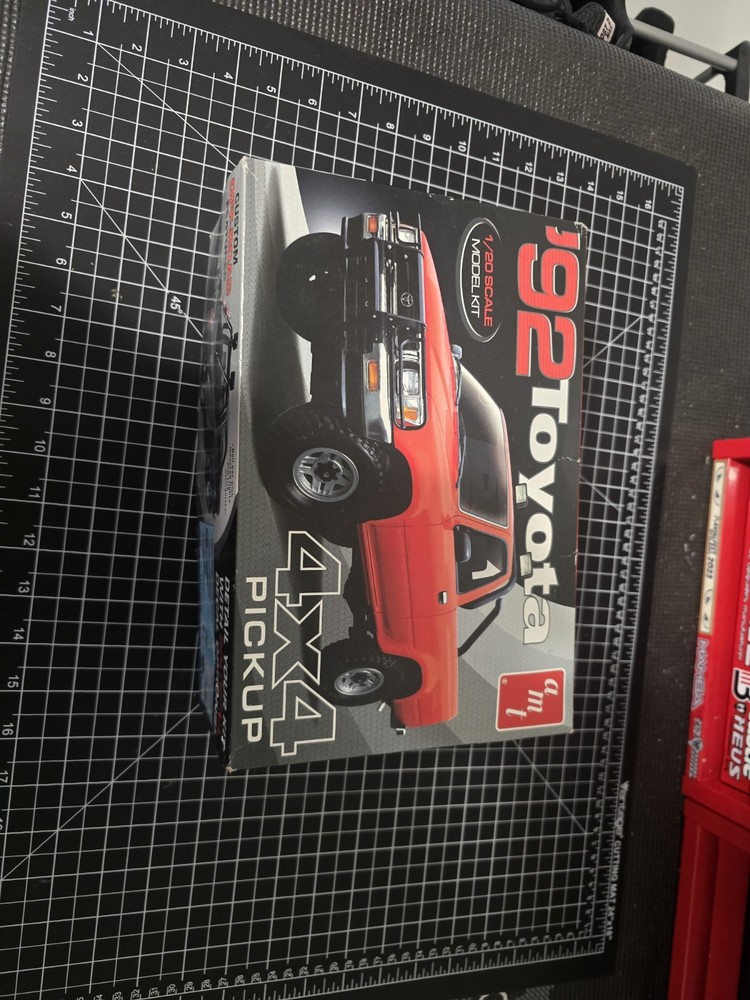AMT 1992 Toyota 4×4 Pickup Model Kit 1/20 Scale Off-Road
