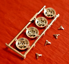 AMT 60’s Style Custom Wheels with Knock Offs 1/25