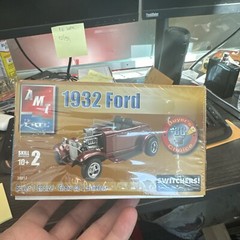 AMT 38017 1/25 Scale Buyer’s Choice 1932 Ford Plastic Model Car Kit Open Box