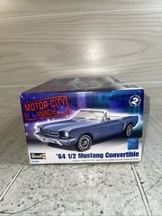 REVELL MOTOR-CITY MUSCLE ’64 1/2 MUSTANG CONVERTIBLE MODEL KIT 85-2095 –