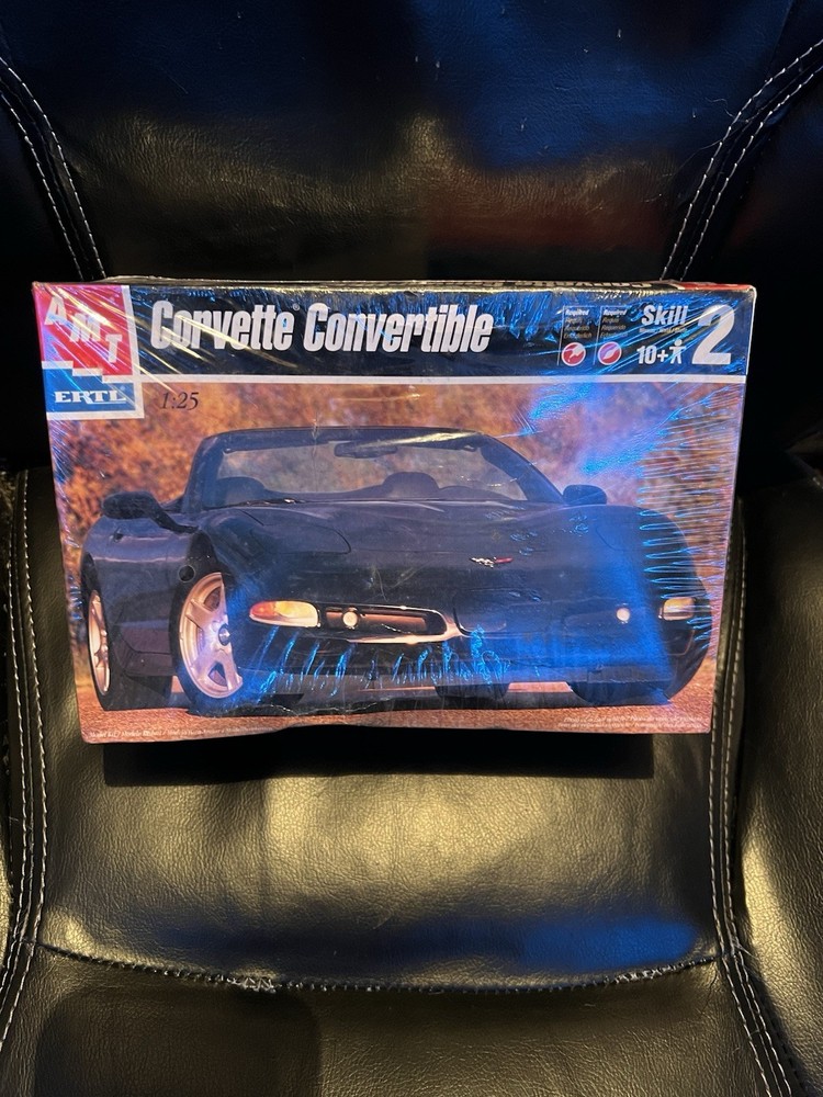 AMT 1998 ’98 Chevy Corvette C6 Convertible Sealed 1:25 Plastic Model Kit 8329