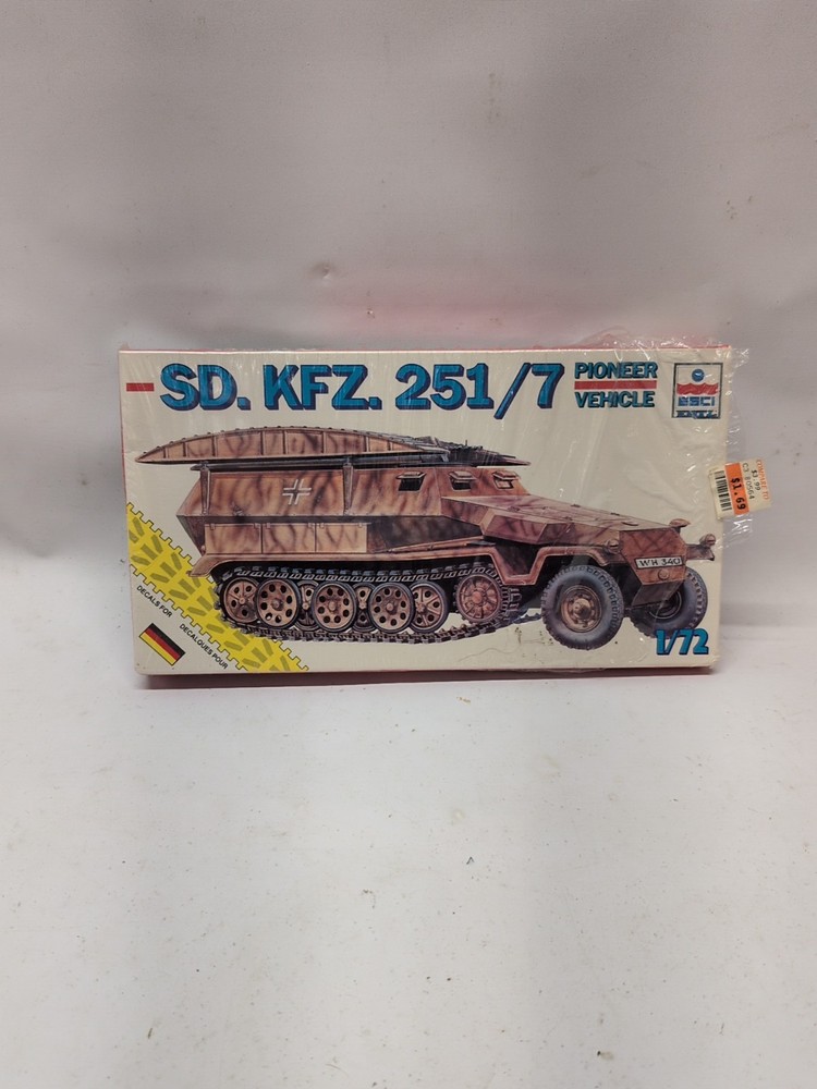 Esci Ertl 1/72 Scale Kit 8343 German Sd Kfz 251/7 Pioneer Vehicle Open Box