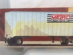 AMT Vintage TRAILMOBILE 27 ft Semi-trailer Van 1/25 Scale Model Kit (NIOB)