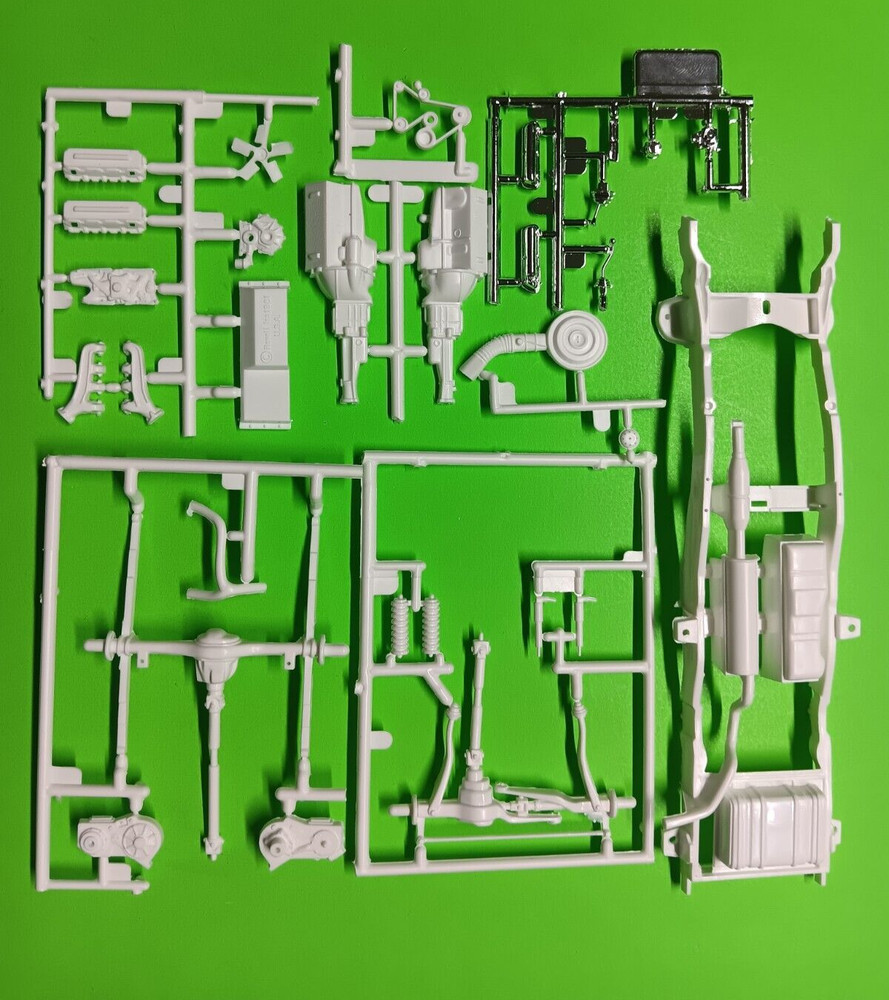 Frame Chassis Axles 302 Engine V8 1980 Ford Bronco 4×4 1/24 Revell Gone Fishing