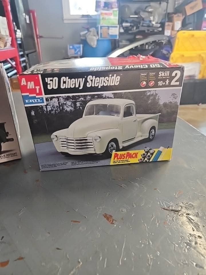 AMT ERTL 1/25 Scale ’50 CHEVY STEPSIDE PICK-UP TRUCK LOT of 2 MODEL KIT