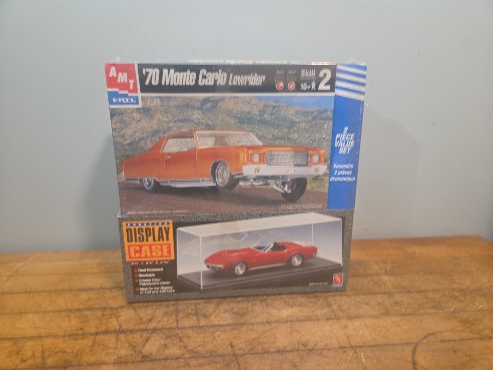 AMT Ertl 8271 1/25 Scale ’70 Chevy Monte Carlo Lowrider Kit W/ Display Case