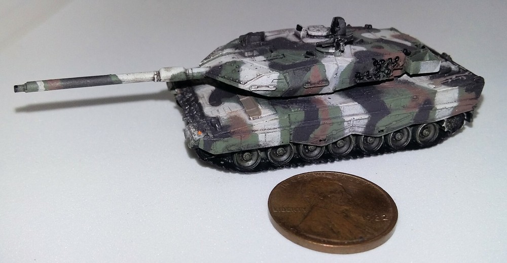 Takara 1/144 World Tank Museum 6. Germany Leopard 2A6 Winter Camouflage (#108)