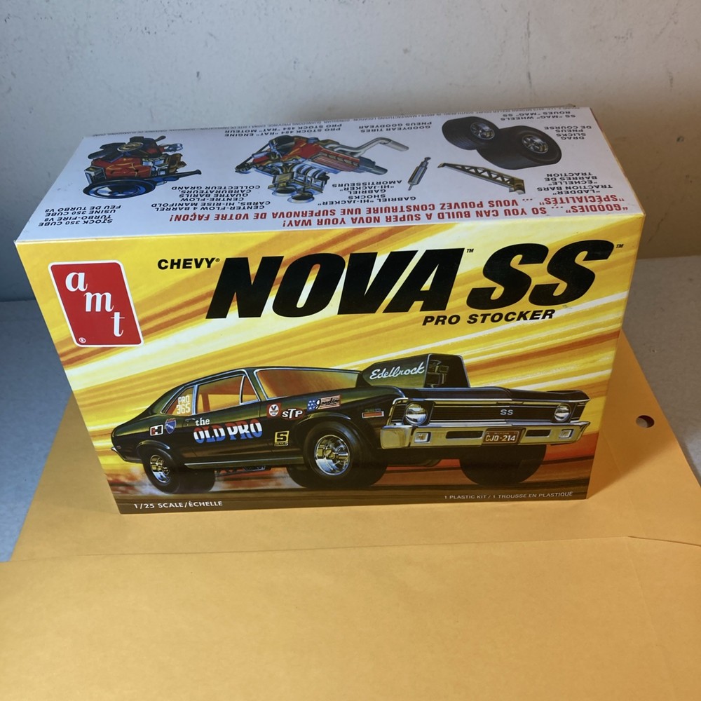 AMT 72 Chevy Nova SS 1:25 Scale Plastic Model Kit