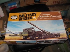 280mm Atomic Cannon w/2 Gun Transporters & 7 crew by Life-Like-1/40 from 1970s
