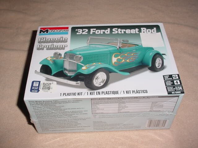 Monogram Classic Cruiser ’32 Ford Street Rod convertible Model Kit #85-0882 NEW