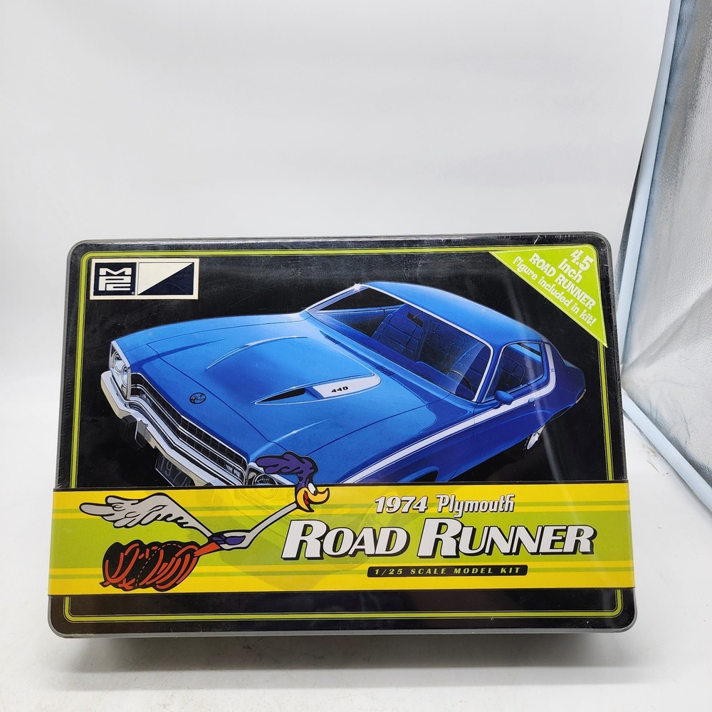 UH MPC 1/25 1974 Plymouth Road Runner Collectors Tin & 4.5″ Figure Sealed *READ*