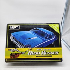 UH MPC 1/25 1974 Plymouth Road Runner Collectors Tin & 4.5″ Figure Sealed *READ*