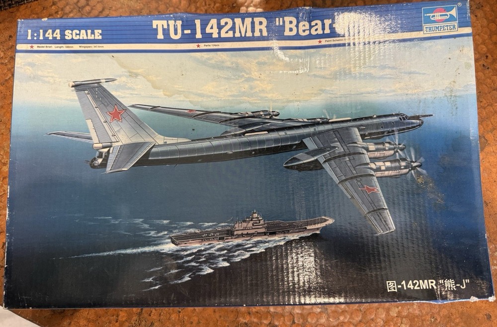 Trumpeter 1/144 03905 Tu-142MR Bear-J model kit