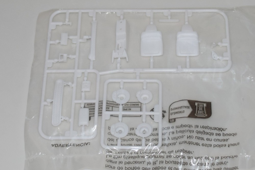 AMT 2021 DODGE CHARGER R/T #1323M/12 ⭐PARTS⭐ CONSOLE+SEAT BACKS+MORE 1:25