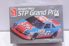 AMT ERTL RICHARD PETTY #43 STP GRAND PRIX SCALE 1:25 MODEL KIT NEW 6728