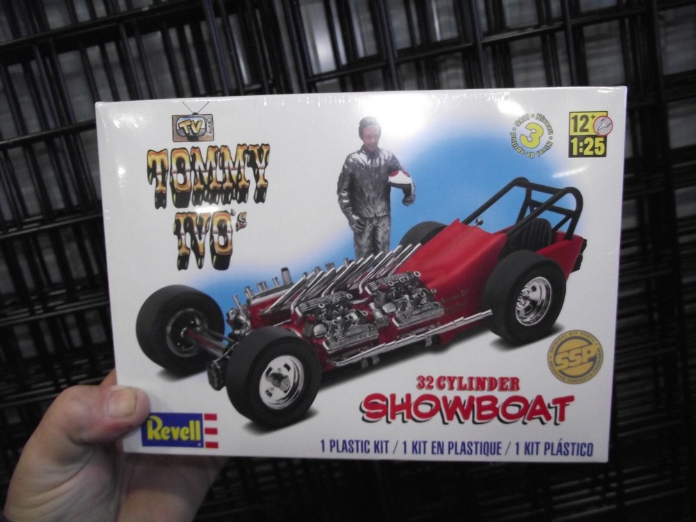 Revell TV Tommy Ivo 32 cylinder show boat Model KIT NIB sealed