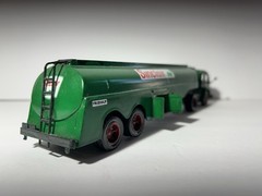 Atlantis White-Fruehauf Gasoline Truck – Sinclair Dino 1:48 Scale (Built Model)