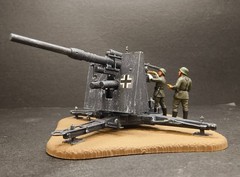 1/72 WWII German FLAK 36/37 Type 88mm Gun With 4 Soliders Plastic Model W/Base