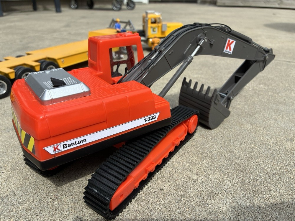 NEWRAY BACKHOE EXCAVATOR MODEL FITS ON AMT LOWBOY TRUCK TRAILER 1:25