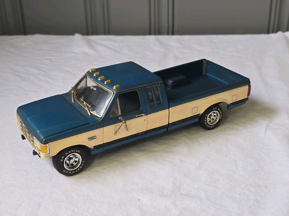 Monogram 1:24 Scale Ford F-250 Pickup Truck Plastic Model 9″
