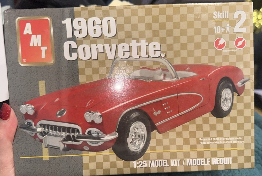 AMT 31910 1/25 Scale 1960 Chevy Corvette Convertible Plastic Model Kit Sealed