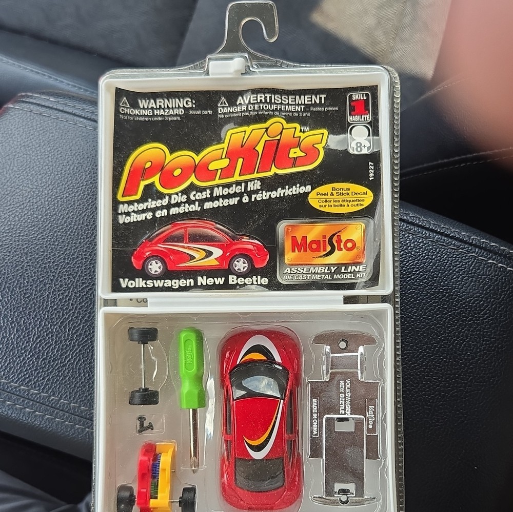 Maisto Pock Kits Motorized VW New Beetle Red Diecast Model Kit 8+ 19227