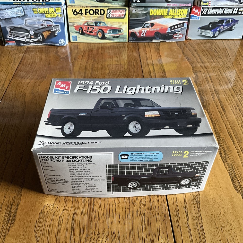 AMT Ertl 6153 1/25 Scale 1994 Ford F-150 Lightning Pickup Plastic Model Kit