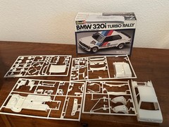 REVELL BMW 320i TURBO RALLY 1/25 Scale MODEL KIT 7213 – UNASSEMBLED