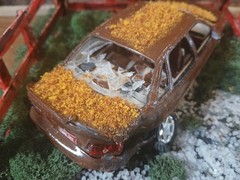WRECKED FORD TAURUS SHO IN CORNER JUNKYARD DIORAMA SCENE !! COOL DETAILS