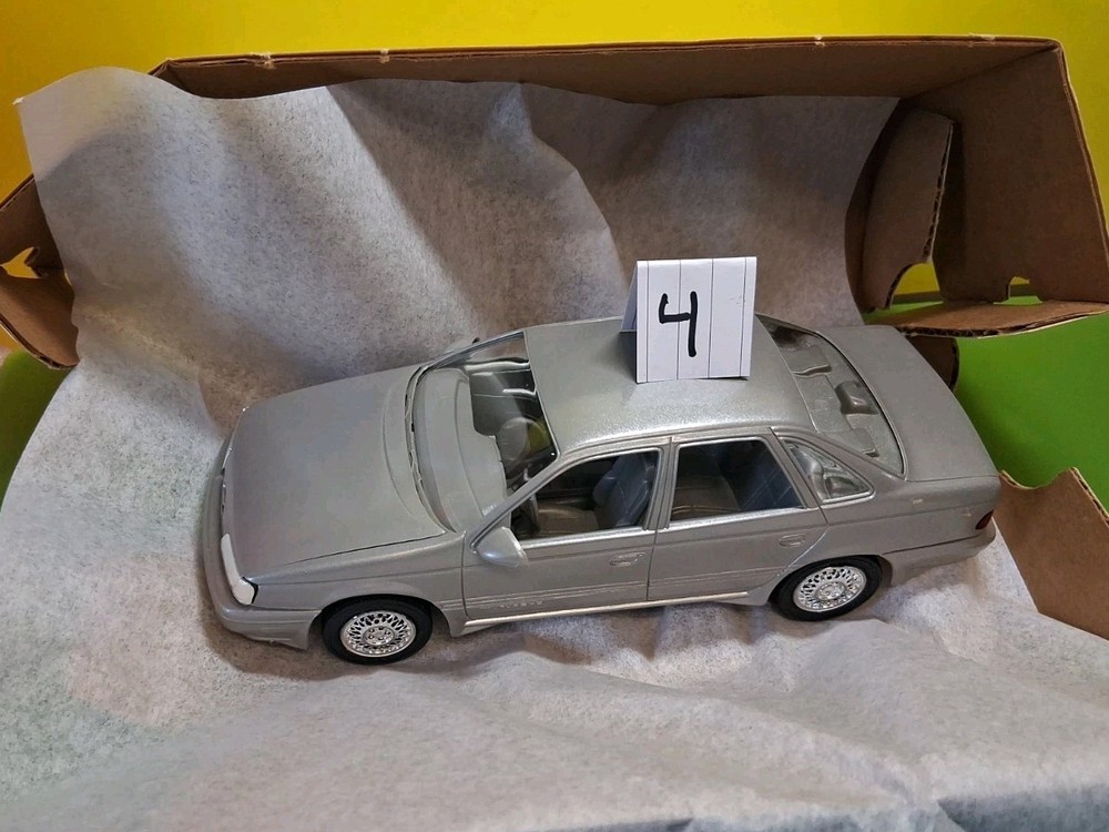 AMT ERTL Dealer Promo – Silver 1989 Ford Taurus SHO – 1:25 Scale