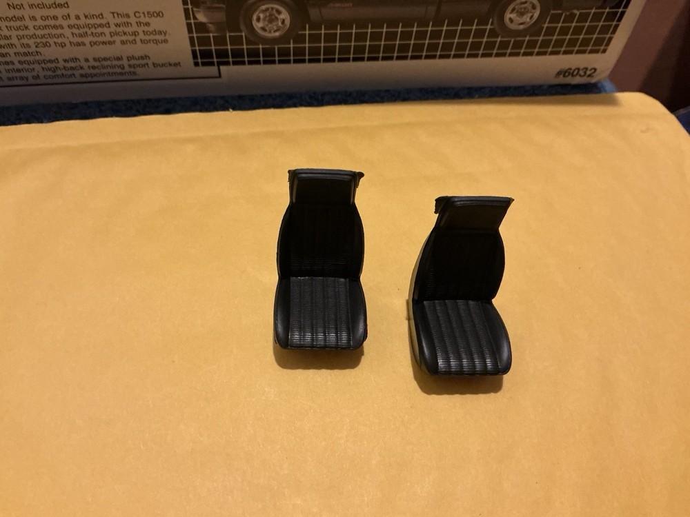 1 25 scale model parts C1500 454 Ss Bucket Seats Only