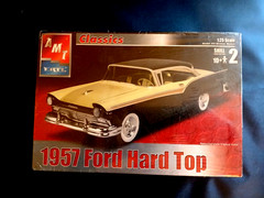 Model Kit 1957 Ford Hardtop 2n1 Kit AMT Classics 1:25
