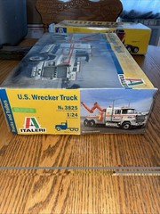 Italeri 3825 1/24 Scale Model Car Kit U.S Ford LTL 9000 Wrecker Tow Truck