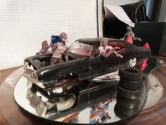 Junkyard Car 1:25 Built Model Kit And Zombies